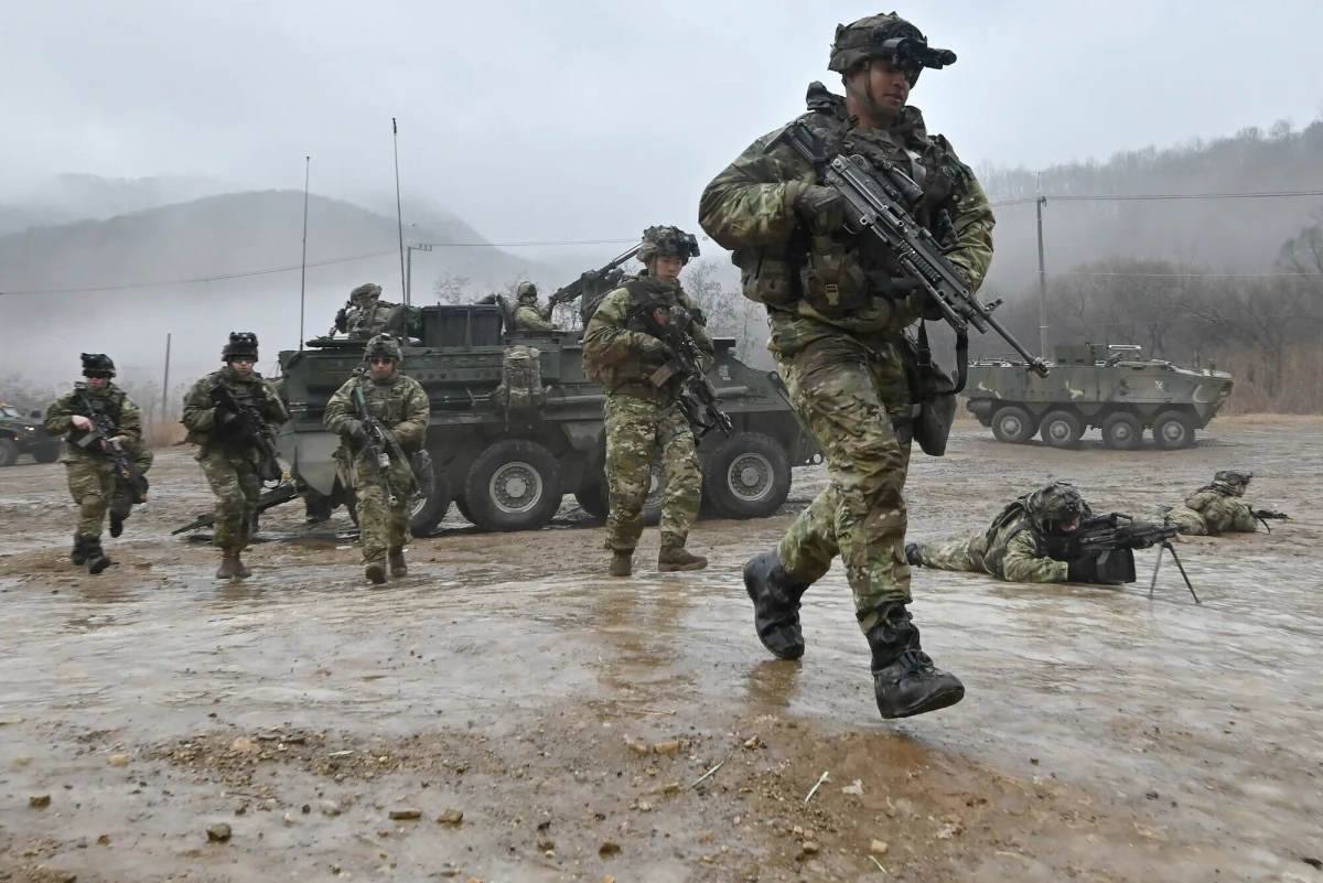 Ukraina i jej zachodni sojusznicy uzgodnili plan natychmiastowej, skoordynowanej reakcji militarnej na wypadek, gdyby Rosja systematycznie łamała przyszłe porozumienie o zawieszeniu broni - informuje "Financial Times", powołując się na źródła. Według ustaleń, każde naruszenie rozejmu przez Moskwę ma spotkać się z odpowiedzią w ciągu 24 godzin, a w przypadku eskalacji - z interwencją sił międzynarodowej koalicji, w tym wojsk amerykańskich.