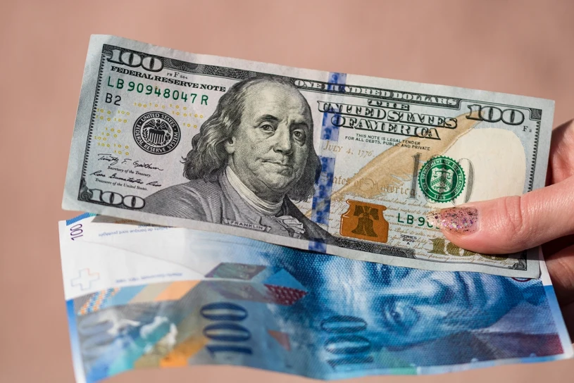 Dolar był silny tylko przez chwilę. Mocny frank wpędza Szwajcarów w kłopoty