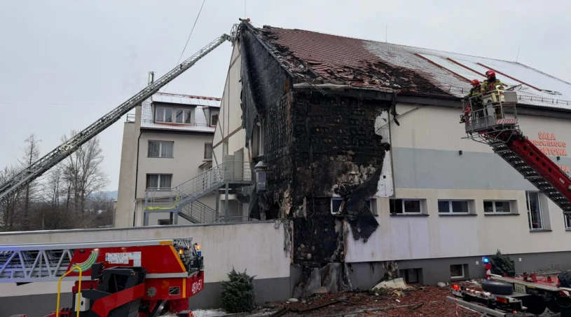 Ogień pojawił się nad ranem. Musieli ewakuować gości z hotelu