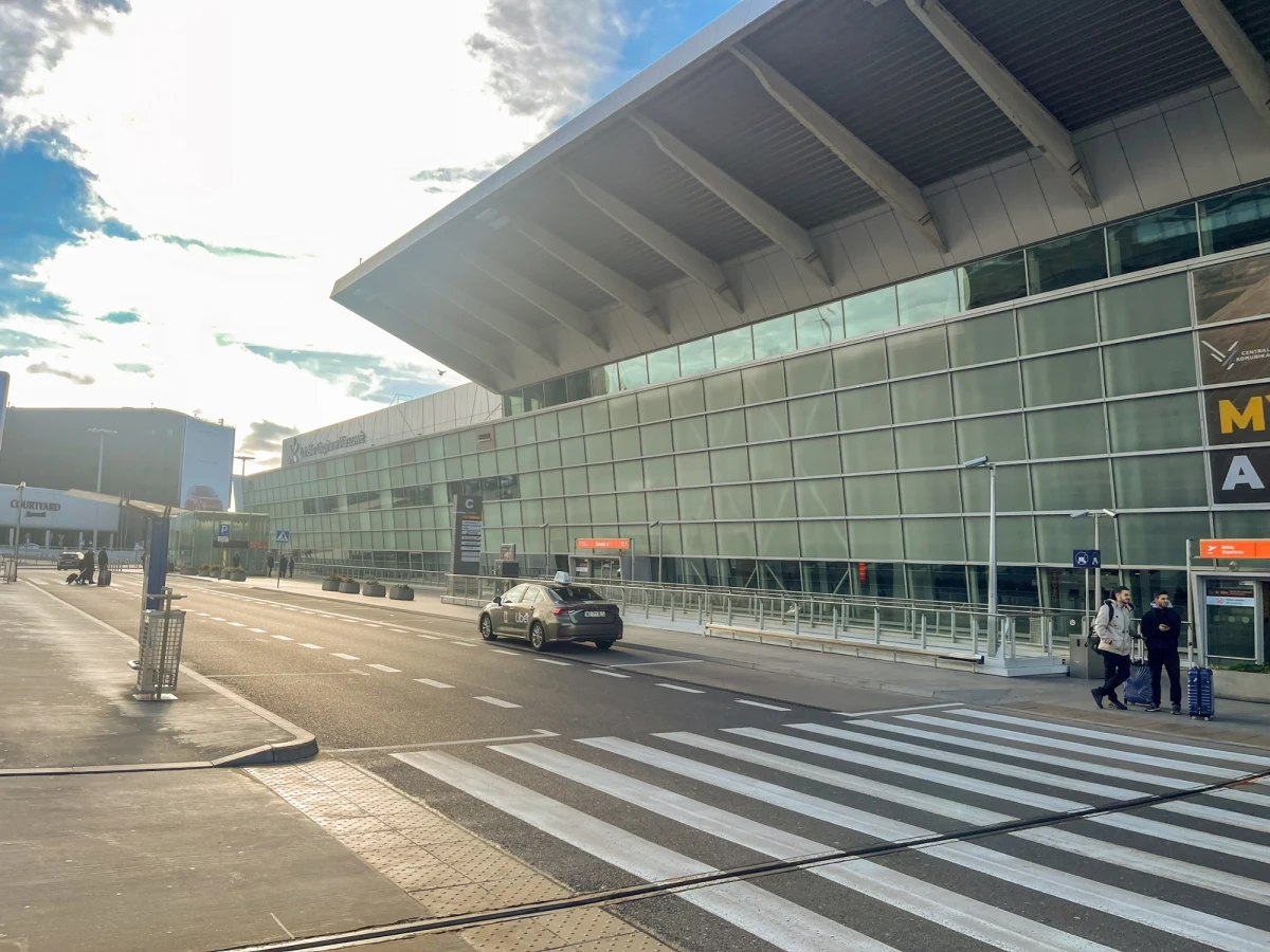 W pobliżu Lotniska Chopina w Warszawie wydarzył się groźny incydent. W strefie technicznej terminalu doszło do pożaru w śmieciarce podczas zgniatania odpadów. Na miejscu natychmiast pojawiły się służby ratunkowe i porządkowe. Nikomu nic się nie stało. 