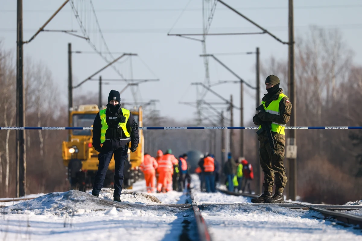 ​Pociąg towarowy relacji Szczecin-Chełm (linia kolejowa nr 12) wykoleił się w nocy na wysokości miejscowości Jaroszowa Wola w powiecie piaseczyńskim na Mazowszu. Powodem były prawdopodobnie silne mrozy i awaria sieci trakcyjnej - powiedział w Rozmowie o 7:00 w Radiu RMF24 Wiesław Szczepański, wiceminister MSWiA. "Rzeczywistą przyczynę zbada Państwowa Komisja Badania Wypadków Kolejowych. (...) W tej chwili nie zakładamy przyczyn zewnętrznych" - dodał.