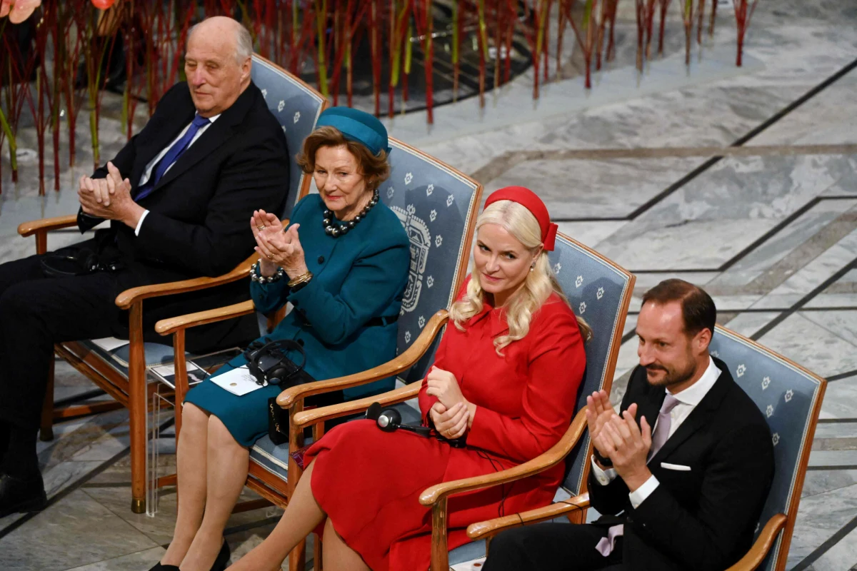 Norweski parlament (Storting) zdecydowaną większością głosów odrzucił we wtorek propozycję zniesienia monarchii i wprowadzenia republiki. Za utrzymaniem obecnego ustroju opowiedzieli się nawet przedstawiciele partii, które w swoich programach deklarują poparcie dla republiki. Za zmianą głosowali jedynie posłowie Partii Zielonych oraz radykalnie lewicowej Partii Czerwonej.