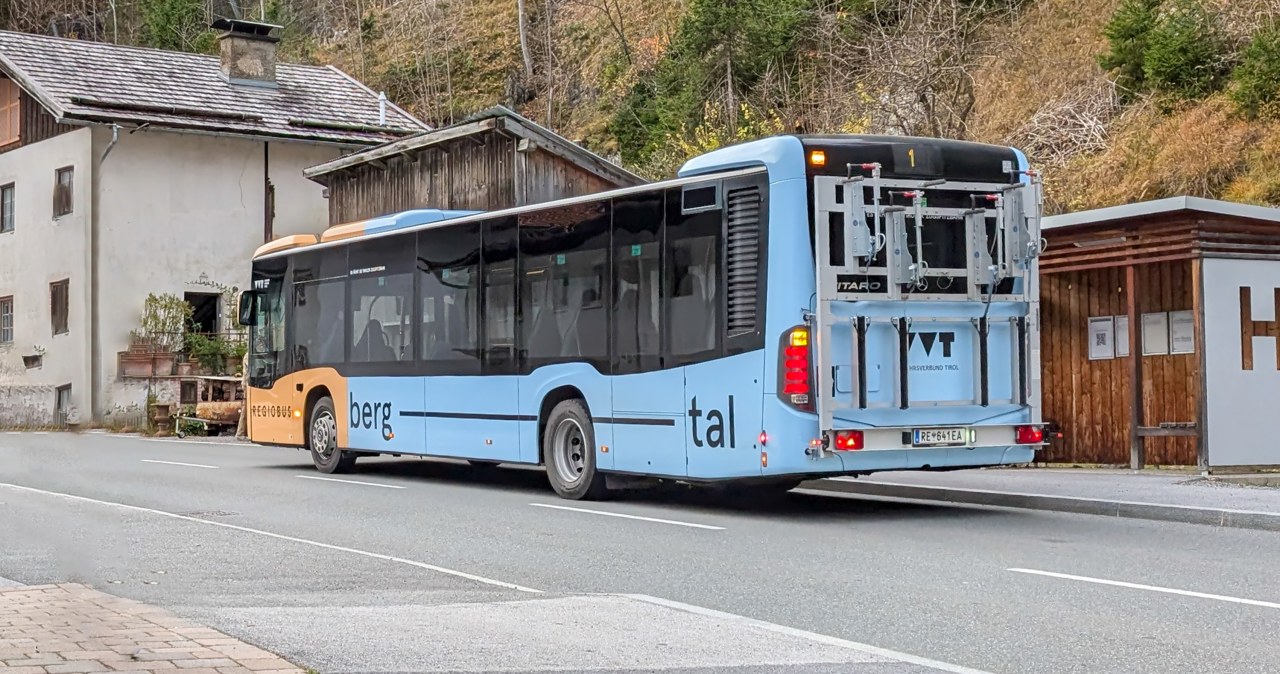 Elektryczne autobusy utknęły na trasie. Na pomoc wysłano spalinowe