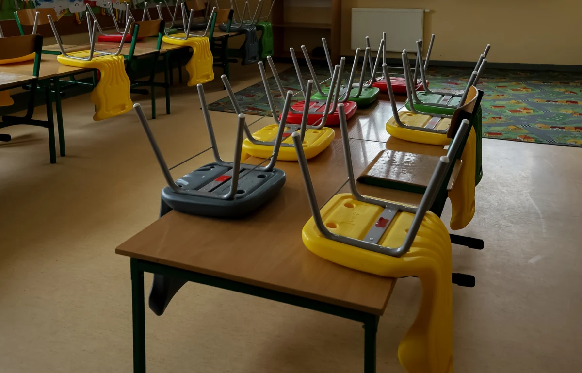 Budynek Szkoły Podstawowej nr 5 w Pile przy ulicy Kujawskiej zostanie wygaszony. Dla mieszkańców tego wielkopolskiego miasta stało się to jasne po ubiegłotygodniowym głosowaniu Rady Miasta. Gremium, mimo sprzeciwu opozycji i głośnych protestów rodziców uczniów, przegłosowało uchwałę o redukcji rejonu dla SP5 – placówki, w której nauka odbywa się obecnie w dwóch budynkach. Nowszy z nich, mieszczący się w tzw. Tysiąclatce przy Kujawskiej, opustoszeje w ciągu kilku lat, po zakończeniu nauki przez obecnie uczące się tam roczniki. Co więc dalej z budynkiem, salą gimnastyczną i boiskiem? Miasto odpowiada na pytania RMF FM. 