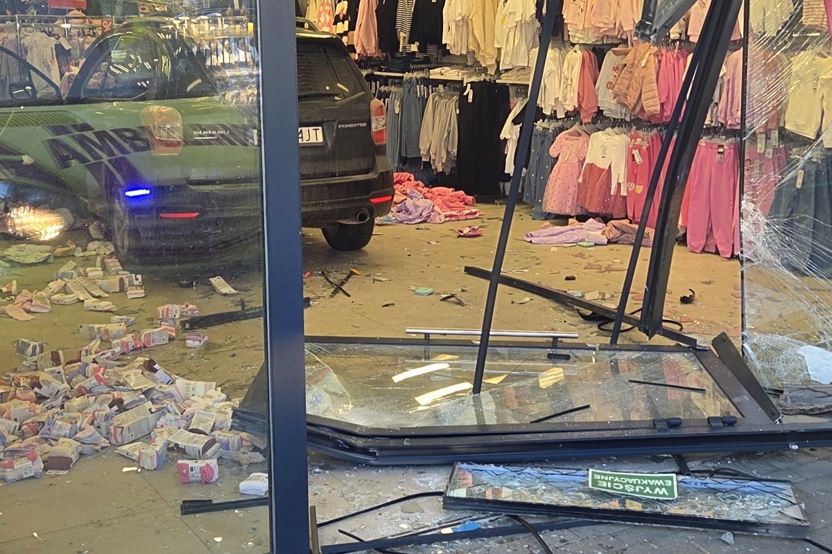 Osobówka wjechała w witrynę sklepu. 63-latce pomyliły się pedały