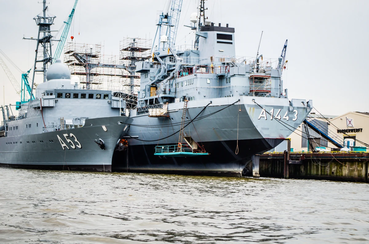 Niemiecka policja zatrzymała dwóch mężczyzn podejrzanych o próbę sabotażu na okrętach marynarki wojennej w Hamburgu. Operację służb koordynowała unijna agenda Eurojust przy współpracy z organami ścigania z Grecji i Rumunii.