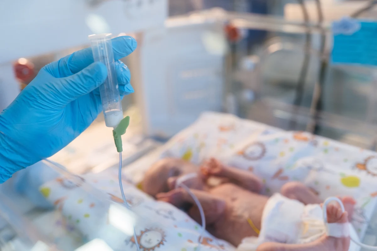 Sąd Rejonowy w Mławie zdecydował we wtorek o trzech miesiącach aresztu dla  25-latki - matki noworodka znalezionego przez policjantów w szafce. Kobieta jest podejrzana o usiłowanie dzieciobójstwa. Jak przyznał prokurator, dziecko miało obrażenia główki. Konieczny był zabieg.