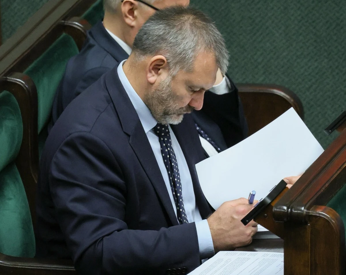 Najpierw analiza dostępnych danych, a później ewentualne powołanie realnego zespołu śledczego – tak ma wyglądać praca zespołu do spraw polskich wątków w tzw. aferze Epsteina. "Musimy poznać, jak głęboko afera Epsteina wkraczała w Polskę" – powiedział dziennikarzom szef Ministerstwa Sprawiedliwości, prokurator generalny Waldemar Żurek, który ma przewodniczyć zapowiadanym zespołem.