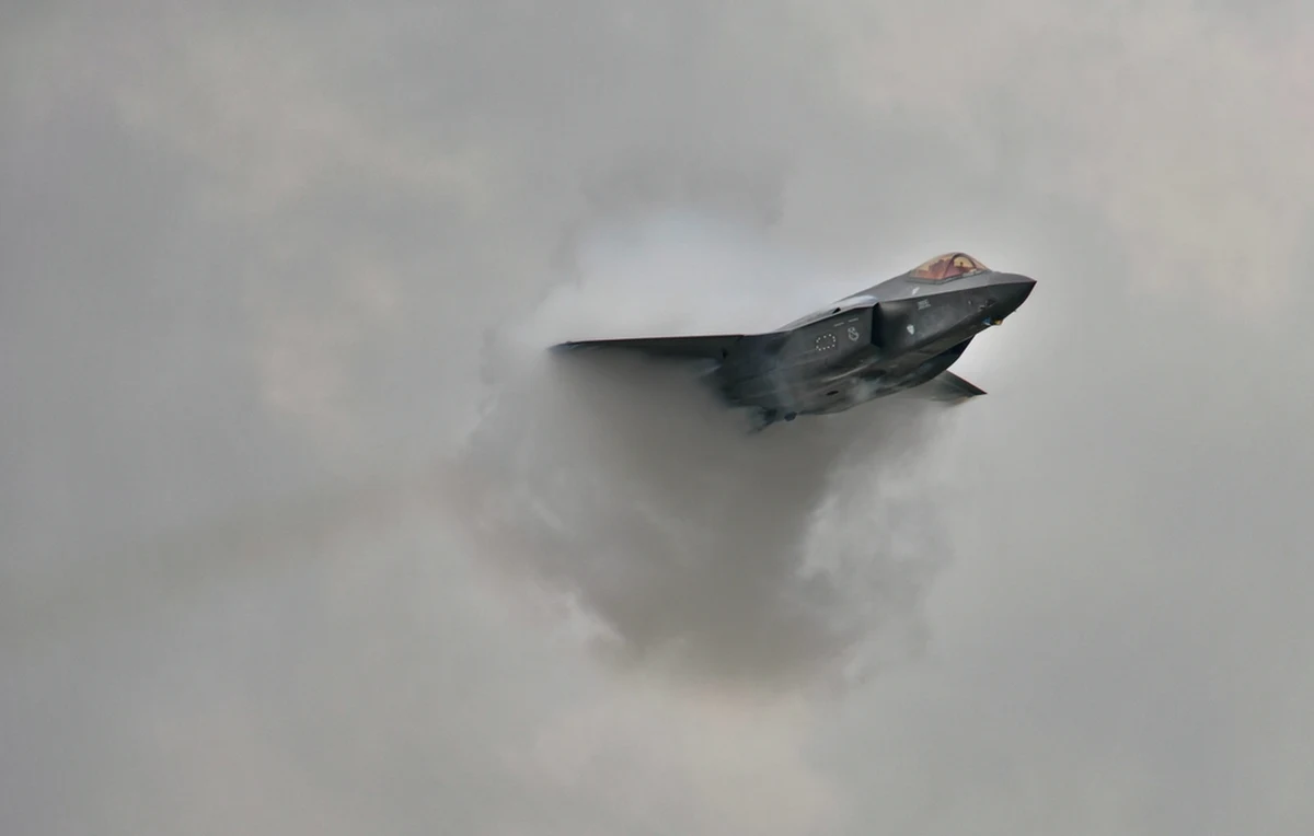 Amerykańskie wojsko zestrzeliło we wtorek irańskiego drona, który zbliżył się do lotniskowca USS Abraham Lincoln na Morzu Arabskim - poinformował we wtorek przedstawiciel USA w rozmowie z agencją Reutera.