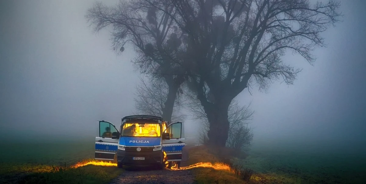 Kierowca volkswagena zginął w trakcie ucieczki przed policjantami. Do tragedii doszło w rejonie Polic (woj. zachodniopomorskie) po tym, gdy funkcjonariusze próbowali zatrzymać kierowcę do kontroli w związku z popełnionym przez niego wykroczeniem.