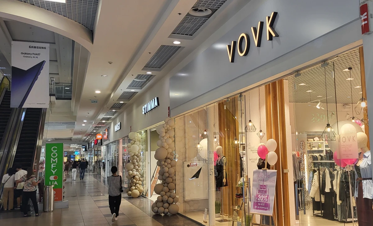 Ukraińska sieć sklepów odzieżowych Vovk po trzech latach obecności na polskim rynku zdecydowała się na wycofanie swojej działalności - poinformował serwis "Wiadomości handlowe". Marka, która w Ukrainie odnosi sukcesy, w Polsce nie zdołała zdobyć zaufania kupujących.