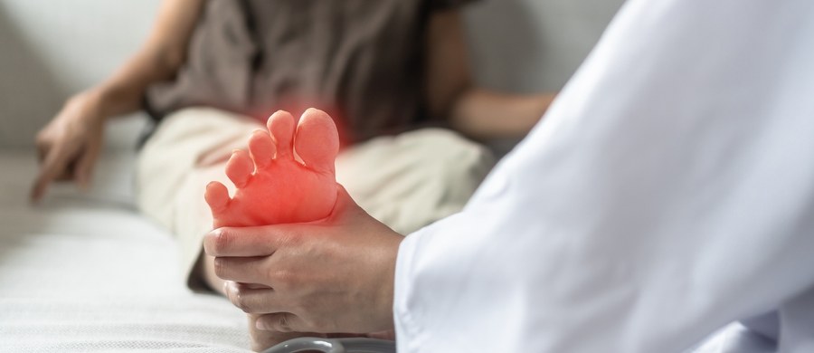 Kabel przewodzący prąd elektryczny – tak najprościej można opisać układ nerwowy. Impuls to uporządkowany ruch elektronów. Informacja odbierana z zewnątrz - na przykład przez dotyk – wywołuje określoną reakcję organizmu. Dzięki temu, możemy zaplanować też daną aktywność ciała – nasz zamiar przekazywany jest do mięśnia, który się kurczy. Czasami jednak na drodze impulsu pojawiają się zakłócenia. Czym mogą być spowodowane?