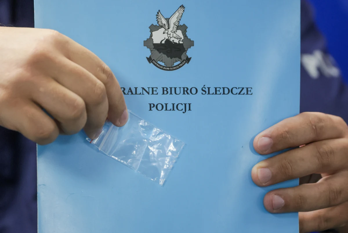 Funkcjonariusze Centralnego Biura Śledczego Policji zatrzymali trzech lekarzy podejrzanych o udział w zorganizowanej grupie przestępczej zajmującej się nielegalnym obrotem produktami leczniczymi. Śledztwo prowadzone jest pod nadzorem Prokuratury Krajowej.