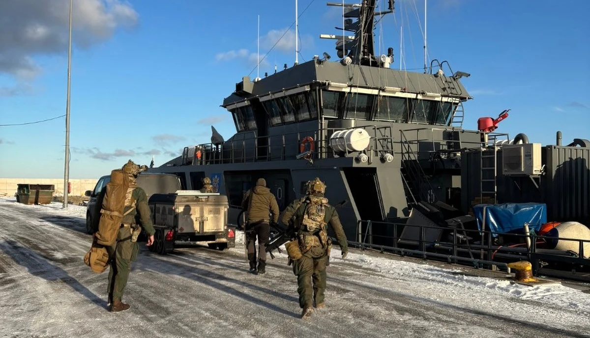 ​Estońskie służby przeprowadziły spektakularną akcję na Morzu Bałtyckim, wchodząc na pokład kontenerowca Baltic Spirit płynącego z Ekwadoru do Petersburga w Rosji. Jednostka została zatrzymana w pobliżu Tallinna.