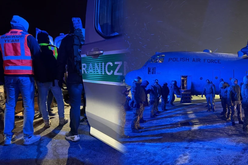 "Przymusowo, drogą lotniczą". 25 cudzoziemców wydalonych z Polski