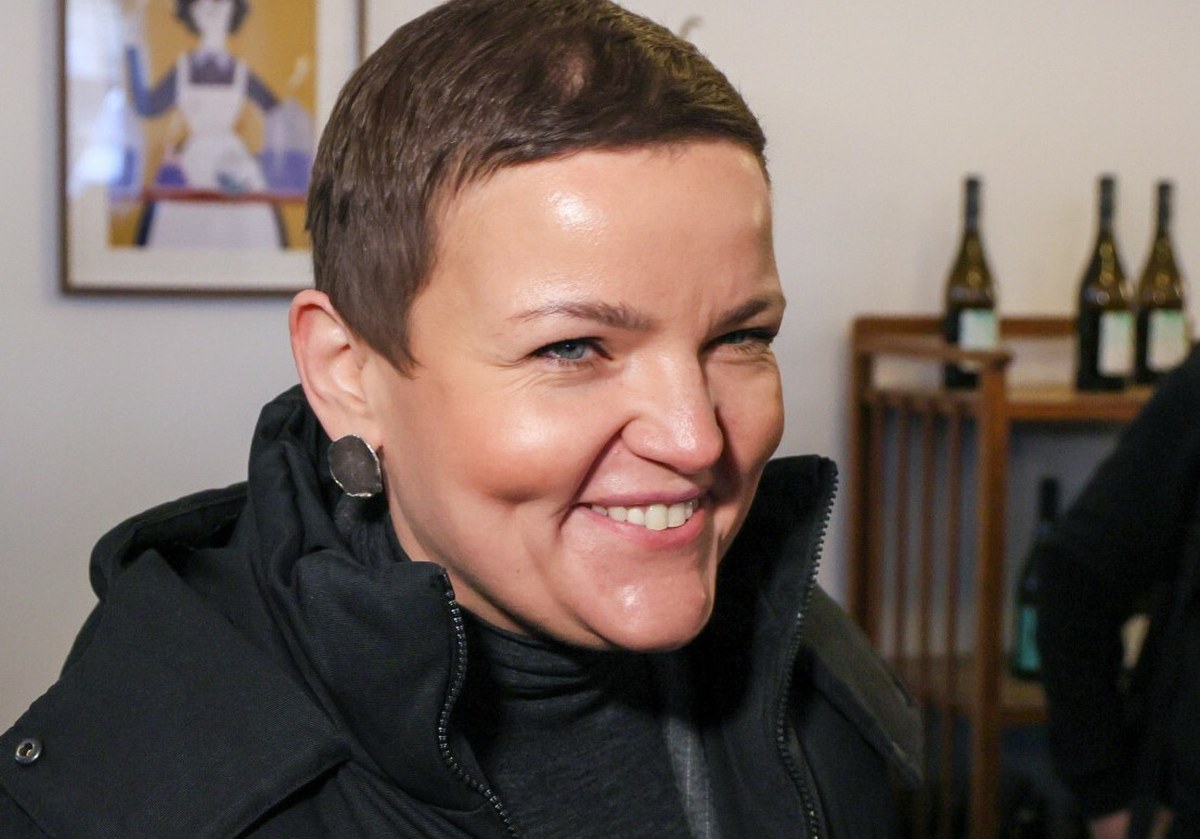 Limuzyna minister kultury zaparkowana na ścieżce rowerowej. Wkroczyła żabole