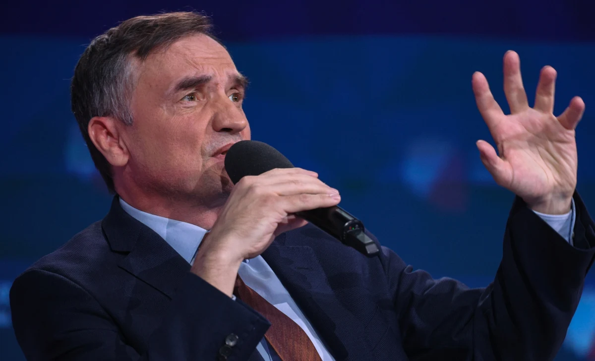 W Sądzie Rejonowym dla Warszawy Mokotowa może w czwartek zapaść długo oczekiwana decyzja ws. wniosku prokuratury o tymczasowe aresztowanie byłego ministra sprawiedliwości. Sam Zbigniew Ziobro od października przebywa na Węgrzech. Uzyskał tam azyl polityczny. 