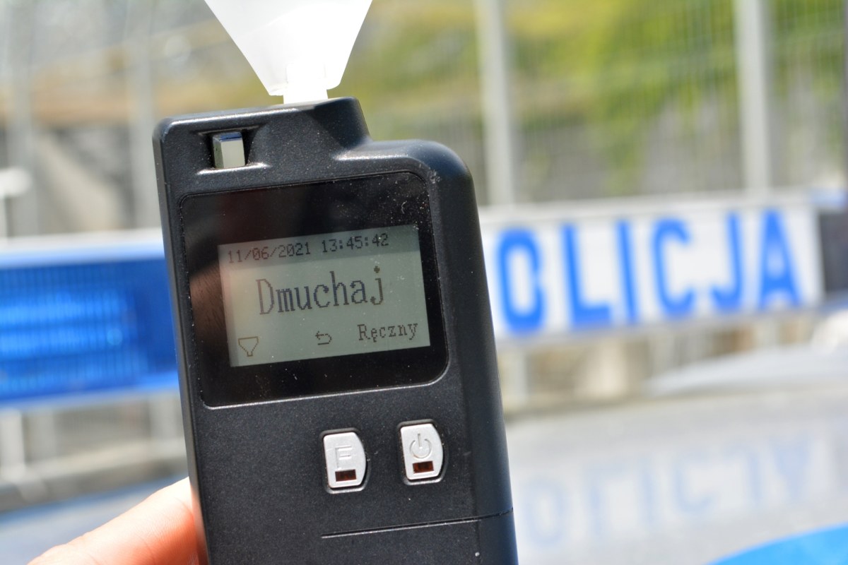 Pijany policjant spowodował kolizję i uciekł