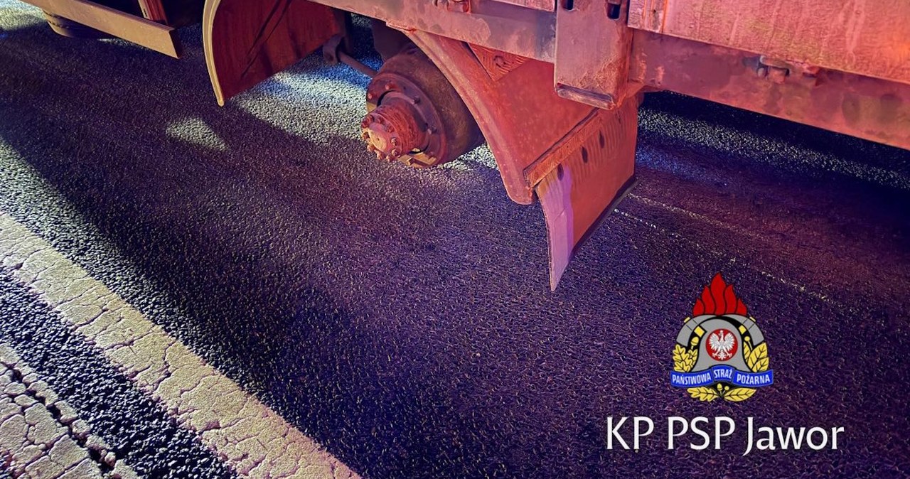 Od ciężarówki oderwało się koło i siało zniszczenie na drodze