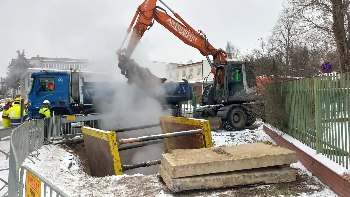 Mieszkańcy warszawskiego Ursusa od rana zmagają się z brakiem ogrzewania i ciepłej wody. Wszystko przez poważną awarię magistrali ciepłowniczej przy ulicy Lechickiej. Prace naprawcze potrwają co najmniej do jutra, a zimne kaloryfery są także w przedszkolach i przychodniach. 