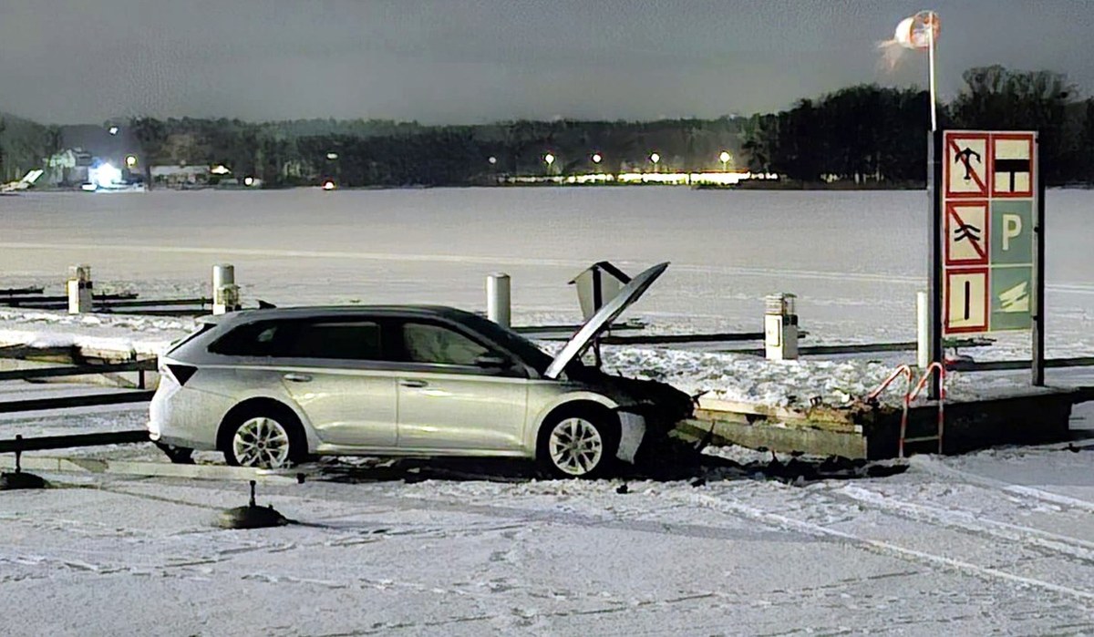 Kierowca nabroił na zamarzniętym jeziorze. Później wykonał dziwny telefon