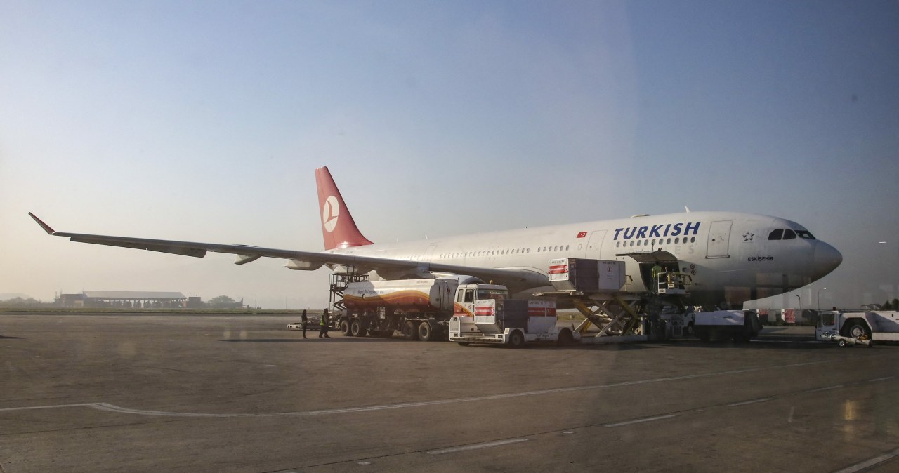 Silnik samolotu stanął w ogniu. Incydent w trakcie lotu do Turcji