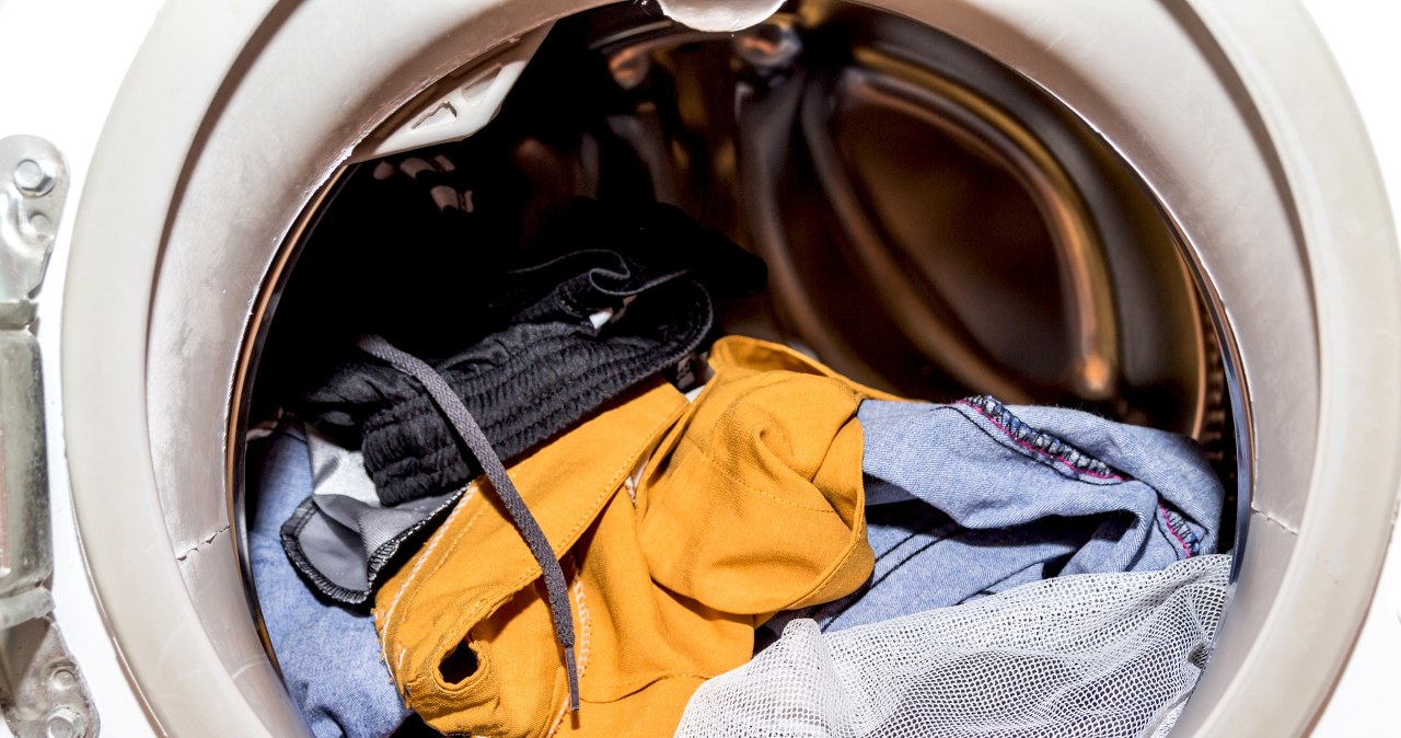 Pralka "kaprysi" w łazience? Kilka ruchów i będzie pięknie wirowała