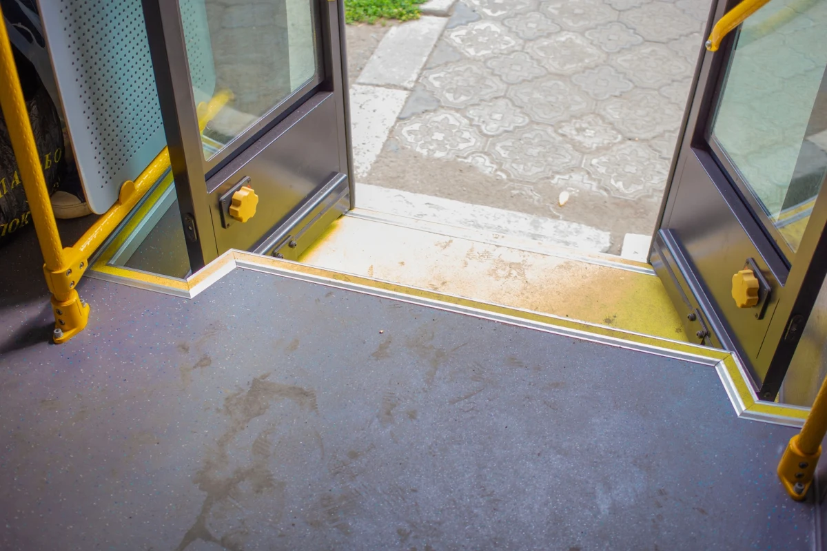 Sąd Rejonowy w Białymstoku skazał kierowcę miejskiego autobusu na rok więzienia w zawieszeniu na dwa lata w związku z tragicznym wypadkiem, do którego doszło w maju 2024 roku. Zginął wówczas jeden z pasażerów.