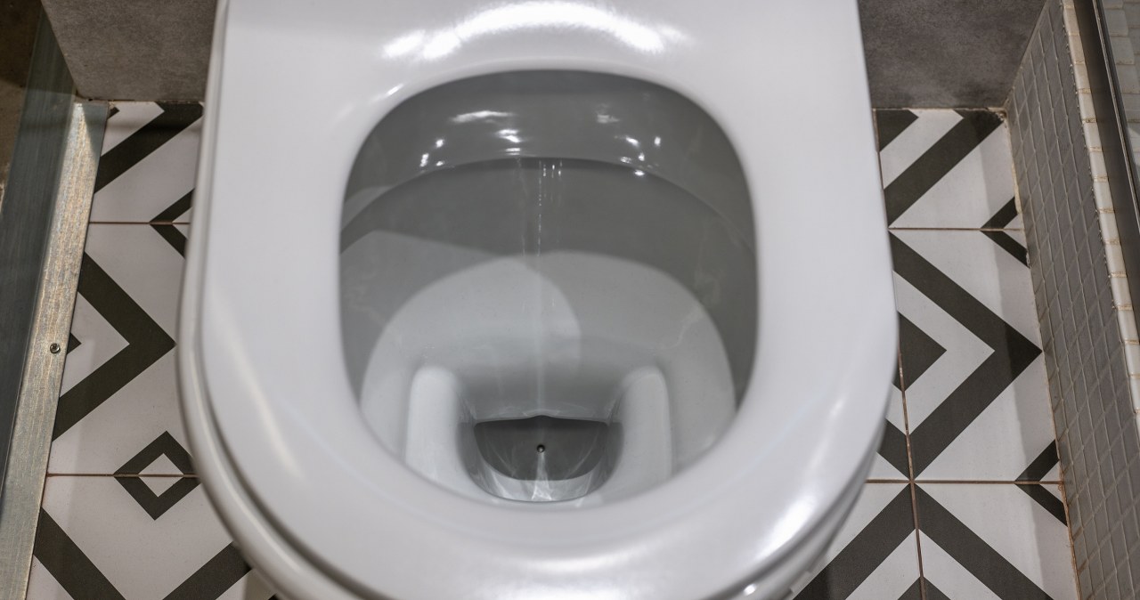 Najlepszy domowy sposób na wyczyszczenie toalety. Kamień odchodzi płatami