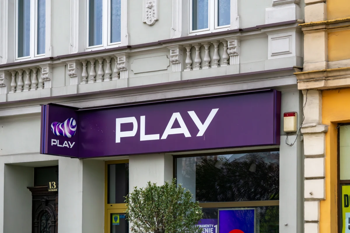 W środę użytkownicy sieci Play w całej Polsce doświadczają problemów z wysyłaniem wiadomości SMS oraz MMS. Operator potwierdził trudności i zapewnia, że trwają intensywne prace nad przywróceniem pełnej funkcjonalności usług.