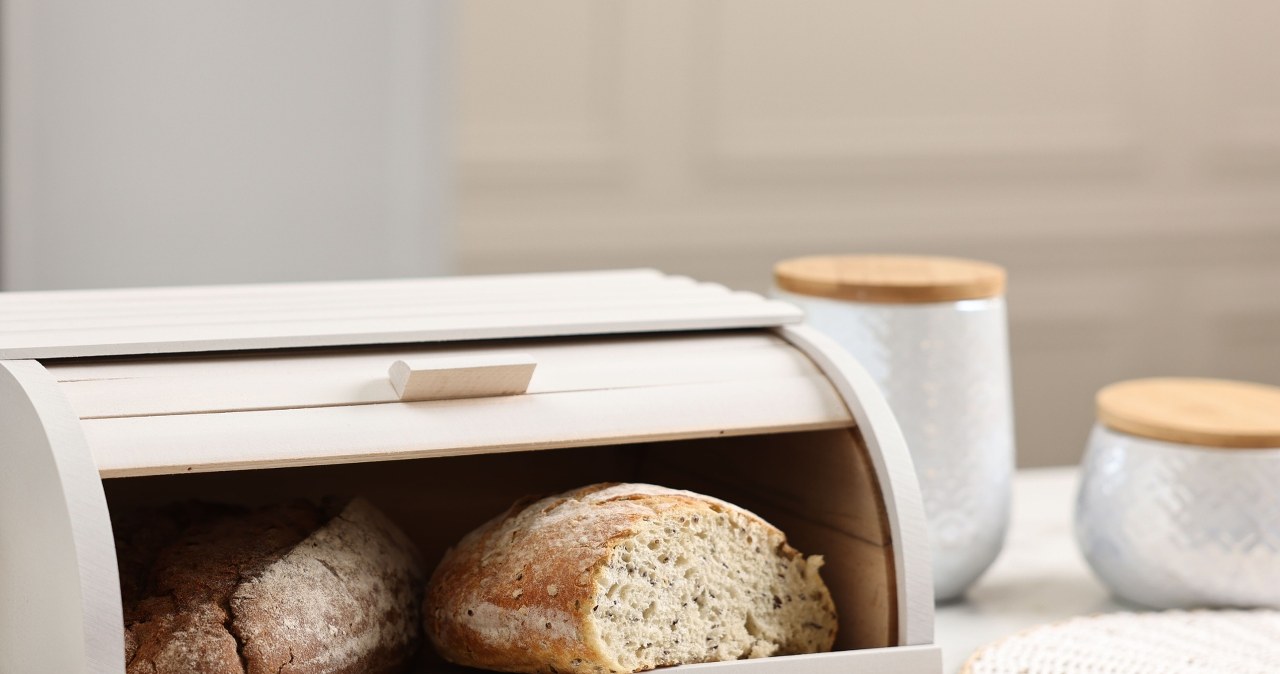 Zmieszaj z wodą i przetrzyj drewniany chlebak. Będzie wyglądał jak nieużywany