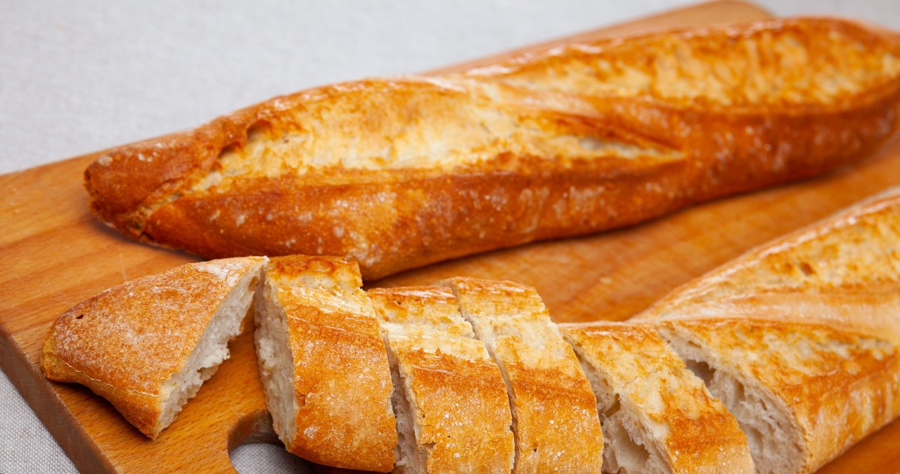Najlepsza domowa bagietka. Odkładasz na noc, rano masz chrupiące pieczywo