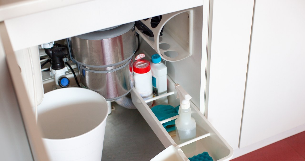 Teściowa trzyma w szafce pod zlewem. Tak pożegnała uciążliwy problem