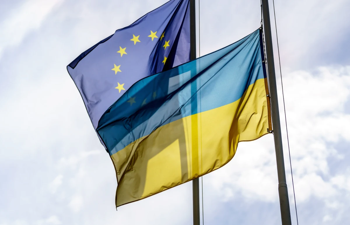 Państwa członkowskie Unii Europejskiej osiągnęły porozumienie w sprawie udzielenia Ukrainie wsparcia finansowego w wysokości 90 miliardów euro. Decyzja ta otwiera drogę do wypłaty pierwszych środków już na początku drugiego kwartału 2026 roku, co ma kluczowe znaczenie dla stabilności finansowej Kijowa.