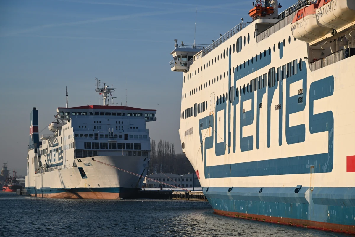 Już w pierwszej połowie 2026 roku z Gdańska do szwedzkiego Karlshamn ruszy nowe połączenie promowe. Za obsługę trasy odpowiadać będzie nowy operator - Polsca Baltic Ferries, który planuje regularne rejsy jeszcze przed majówką. "To kolejny krok w rozwoju siatki połączeń promowych między Polską a Szwecją" - podkreślił minister infrastruktury Dariusz Klimczak.