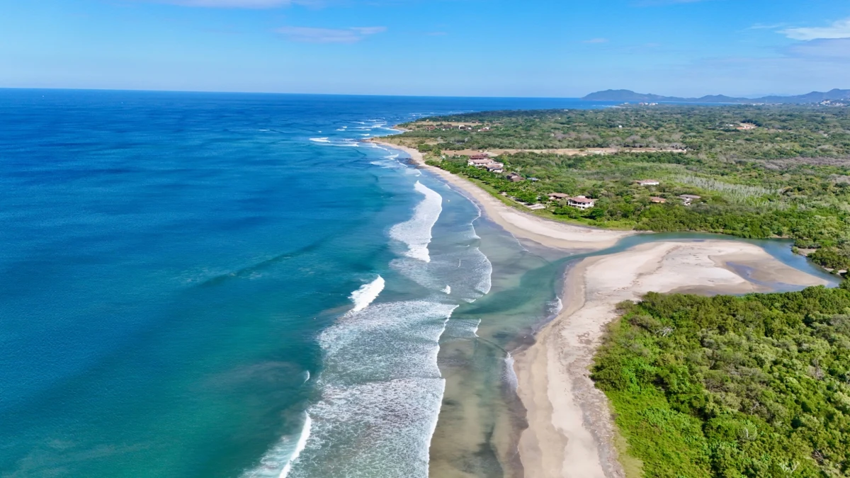 Niektóre miejsca na świecie mają w sobie coś nieuchwytnego – magnetyzm, który sprawia, że już podczas pierwszej wizyty zaczynamy planować powrót. Najnowsze badanie przeprowadzone przez firmę transportową SCS Chauffeurs rzuca światło na to, które kraje najbardziej rozkochują w sobie podróżników. Wyniki? Na szczycie listy znalazła się Kostaryka – niewielki kraj w Ameryce Środkowej, który wyprzedził nawet takie turystyczne potęgi jak Włochy.