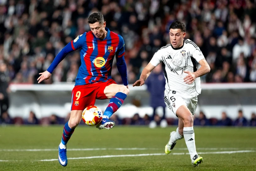 Lewandowski i Barcelona z problemami, Flick się nie krył. Niepokojące sygnały