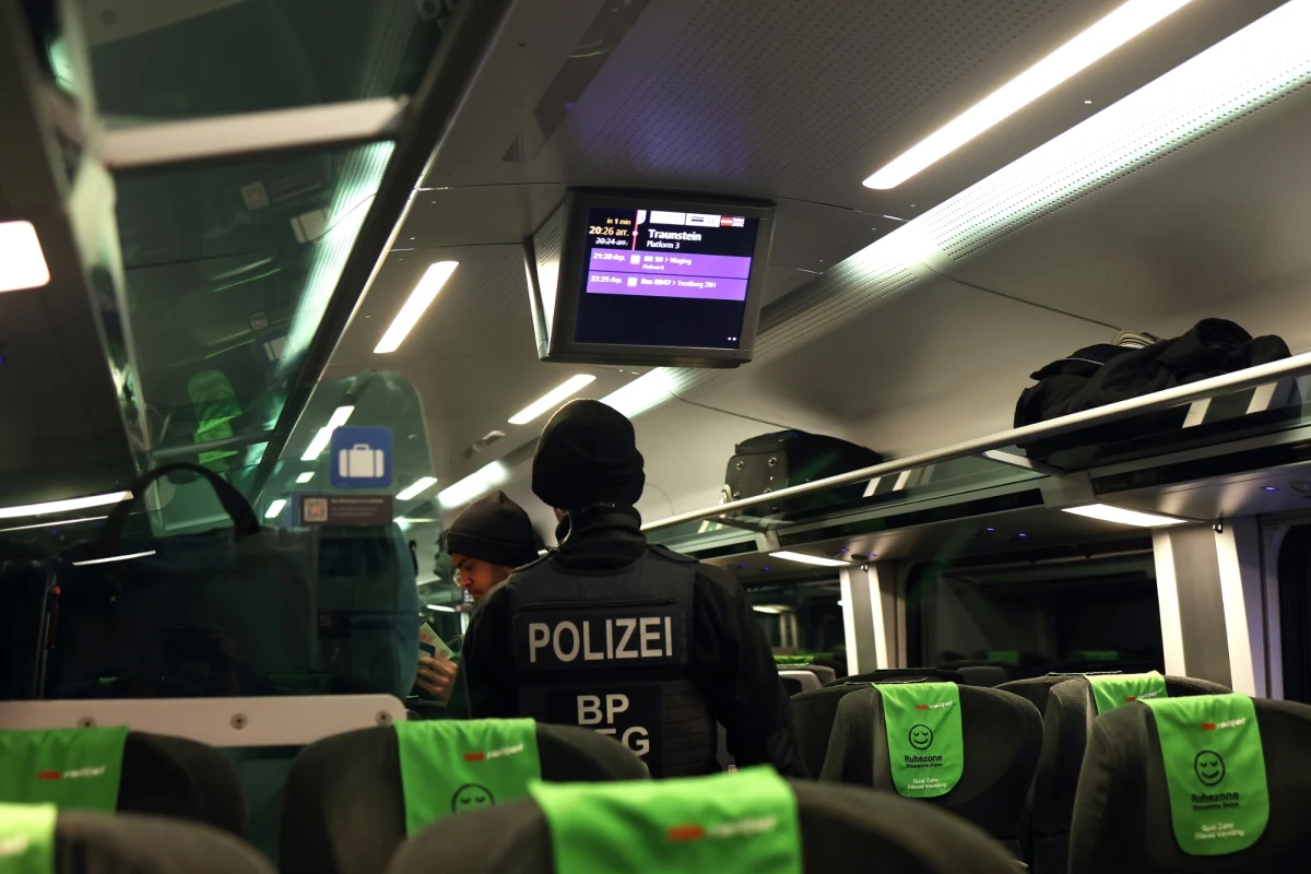 W Niemczech w odstępie kilku dni doszło do dwóch ataków na pracowników kolei. Konduktor pobity w poniedziałek przez pasażera na gapę zmarł wskutek odniesionych obrażeń. Dzisiaj doszło do kolejnego ciężkiego pobicia pracownika Deutsche Bahn. O aktach przemocy w niemieckich kolejach dyskutuje cały kraj.