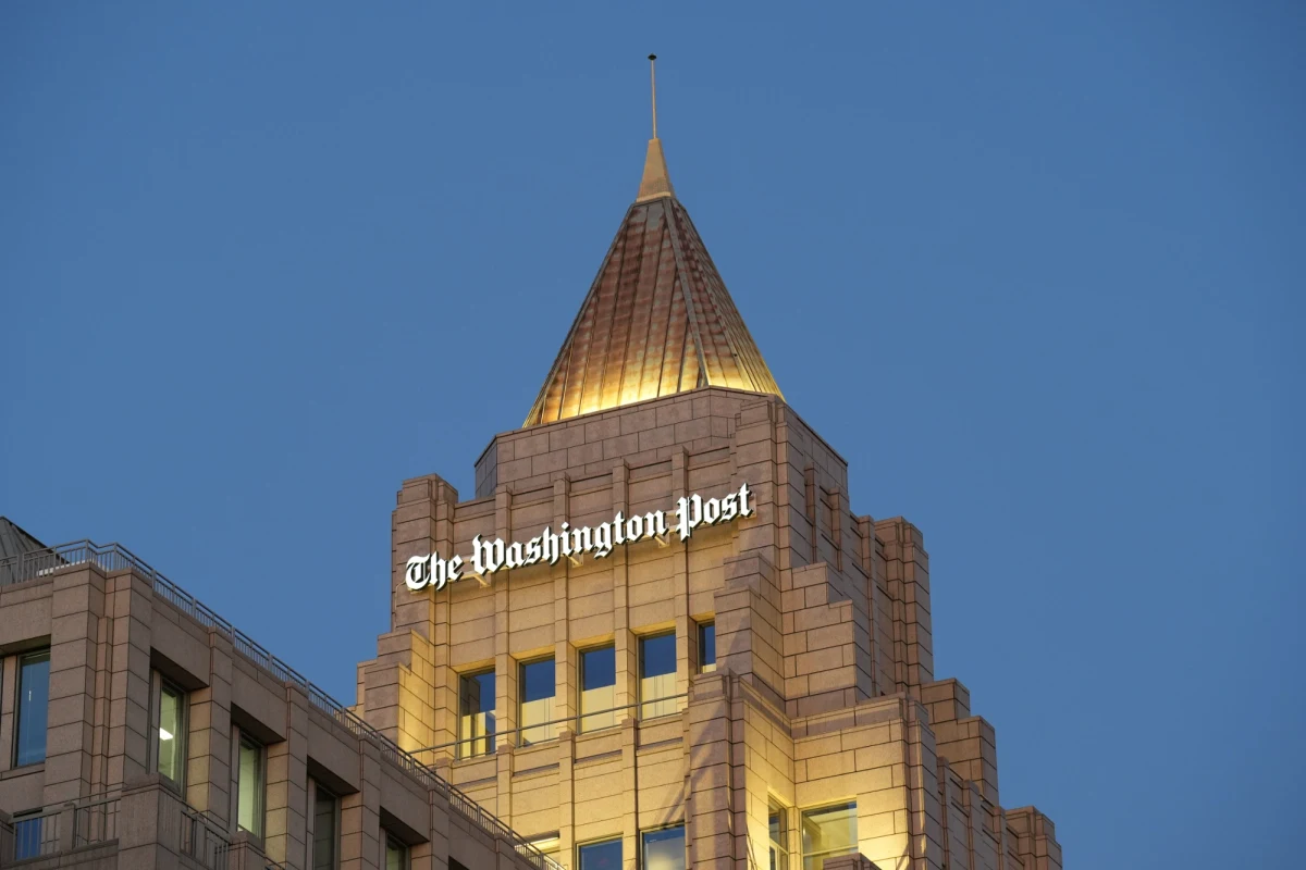Ikona dziennikarstwa znalazła się na zakręcie. W środę świat obiegła informacja o drastycznych redukcjach etatów w redakcji „Washington Post”. Jak podaje agencja AFP, powołując się na źródła wewnątrz gazety, decyzja o zwolnieniach obejmie nie tylko działy lokalne i sportowe, ale również korespondentów zagranicznych – w tym cały zespół odpowiedzialny za Bliski Wschód. To kolejny cios dla prestiżowego tytułu, którego właścicielem od 2013 roku jest miliarder Jeff Bezos.