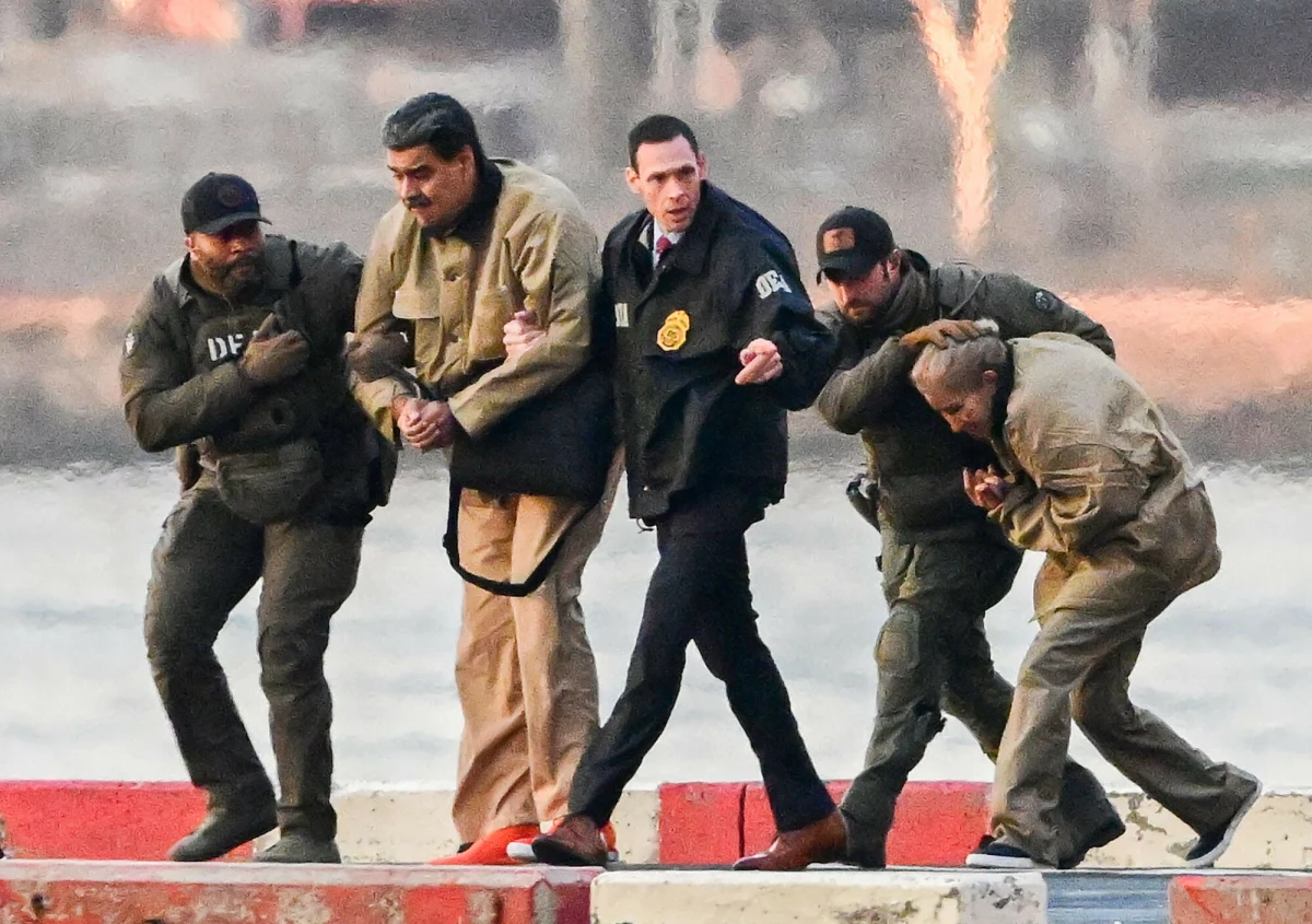 Argentyński wymiar sprawiedliwości oficjalnie zwrócił się do Stanów Zjednoczonych o ekstradycję byłego prezydenta Wenezueli, Nicolasa Maduro. Informację tę potwierdziła w środę agencja AFP, powołując się na dokument podpisany przez sędziego Sebastiana Ramosa. Maduro, który został obalony zaledwie miesiąc temu, miałby zostać przesłuchany w związku ze śledztwem dotyczącym zbrodni przeciwko ludzkości.