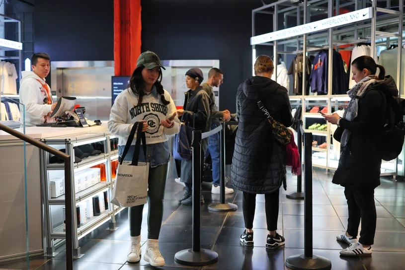 Częściej zwalniali białych pracowników? Ruszyło śledztwo ws. giganta