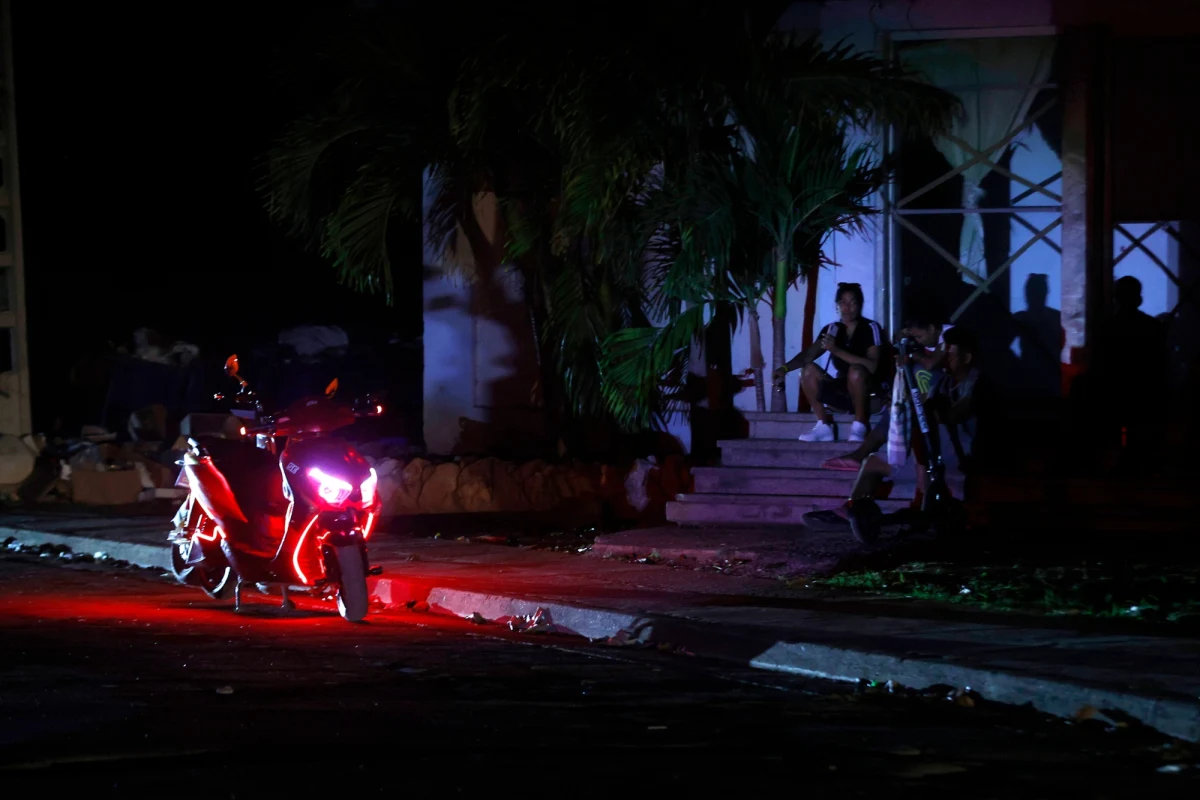 Coraz gorsza sytuacja na Kubie. Pogłębia się kryzys spowodowany brakiem paliw i złym stanem infrastruktury. Wschodnie prowincje kraju zostały w środę czasu miejscowego odcięte od dostaw prądu w związku ze wstrzymaniem pracy elektrowni - ogłosiła państwowa firma UNE, odpowiadająca za przesył energii.