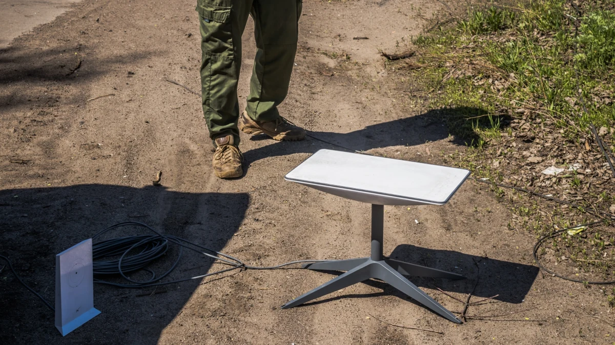 Rosyjscy blogerzy wojenni informują o nieprawidłowościach w działaniu systemu łączności satelitarnej Starlink na froncie. Choć problemy mają mieć obie strony konfliktu, to Rosjanie podkreślają, że nie mają alternatywy dla internetu satelitarnego Elona Muska.