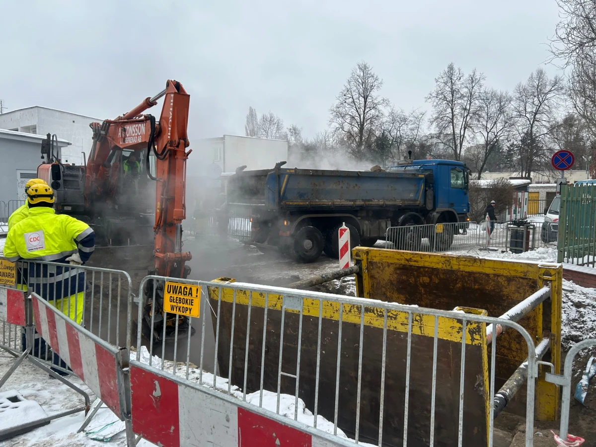 Ponad pół tysiąca budynków w warszawskich dzielnicach Ursus i Włochy przez blisko 20 godzin pozbawionych było ogrzewania i ciepłej wody. Awaria ciepłownicza, która rozpoczęła się wczoraj przed południem, została usunięta. Sytuacja wraca do normy. 