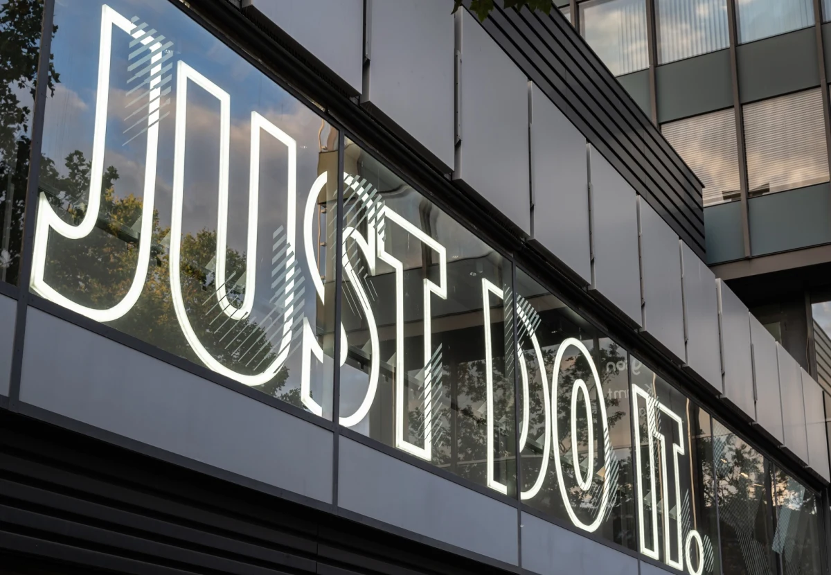 ​Problemy koncernu Nike w Stanach Zjednoczonych. Trwa dochodzenie amerykańskiej Komisji ds. Równych Szans Zatrudnienia (EEOC). Kontrolerzy sprawdzają, czy firma dopuściła się dyskryminacji rasowej wobec białych pracowników oraz kandydatów do pracy.