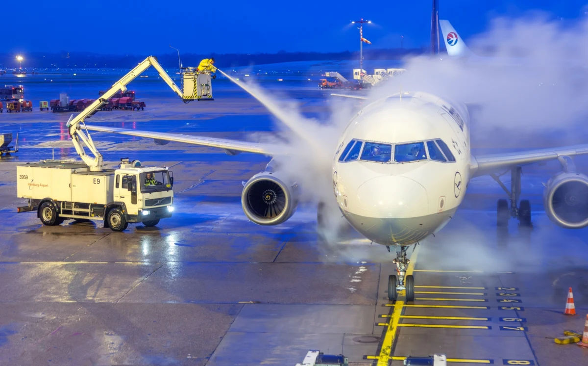Armagedon pogodowy na lotnisku Berlin-Brandenburg (BER). W czwartkowy poranek wszystkie odloty zostały wstrzymane ze względu na trudne warunki.