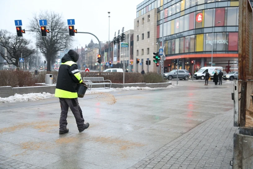Szklanka na drogach i ulicach. Jak powstaje gołoledź?