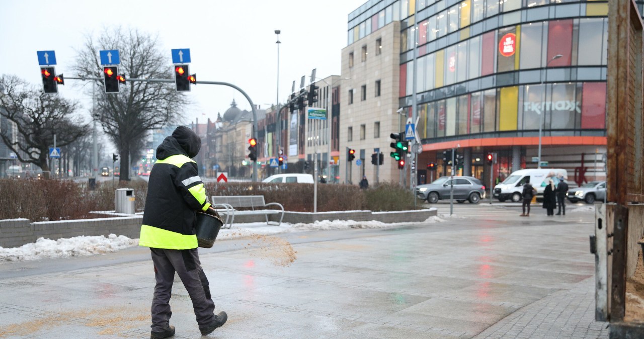Szklanka na drogach i ulicach. Jak powstaje gołoledź?