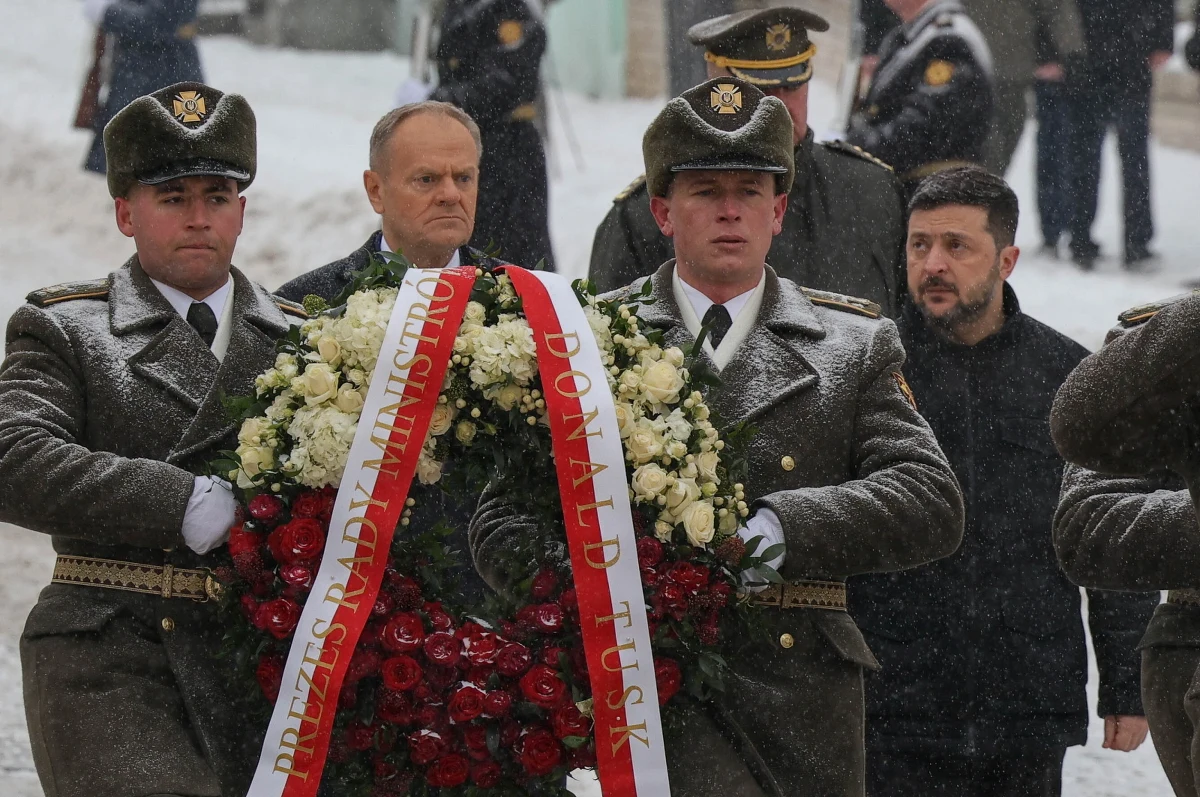 Donald Tusk przybył z wizytą do Kijowa. Rano spotkał się z prezydentem Ukrainy Wołodymyrem Zełenskim. Wizytę szefa polskiego rządu rozpoczęło złożenie wieńców pod ścianą upamiętniającą obrońców Ukrainy. Premierowi towarzyszy mu m.in. minister finansów i gospodarki Andrzej Domański, który przygotowuje światową konferencję poświęconą powojennej odbudowie Ukrainy.