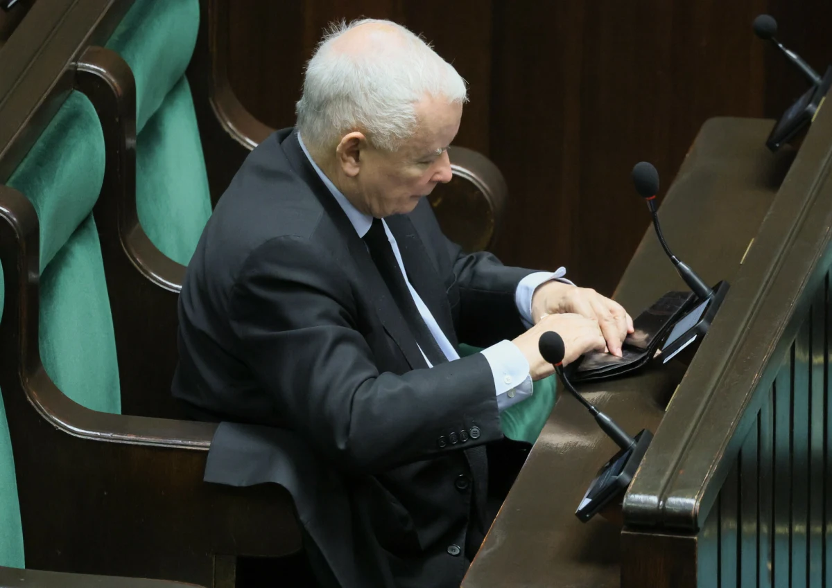 Jarosław Kaczyński wciąż przebywa w szpitalu, gdzie trafił z zapaleniem płuc. Wielu uważa, że jego dni jako prezesa partii są policzone i w niedalekiej przyszłości poznamy następcę - w PiS zresztą od dawna toczy się cicha wojna o pałeczkę lidera. Według najnowszego sondażu SW Research dla "Wprost" to Mateusz Morawiecki powinien zastąpić Kaczyńskiego w fotelu prezesa. Ex aequo na drugim miejscu znalazły się dwa inne nazwiska.